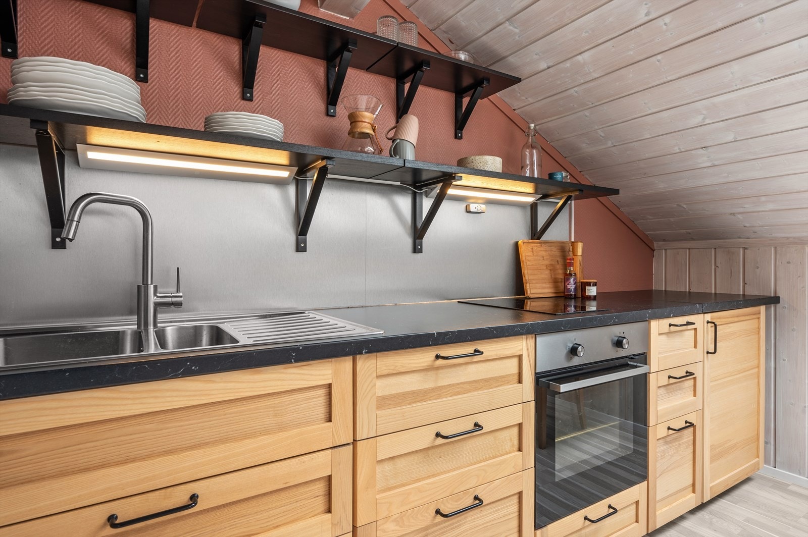 Pent og innbydende kjøkken. Kjøkkenet har godt men benk-/og skapplass, integrerte hvitevarer og hylleløsning. Galleribilde