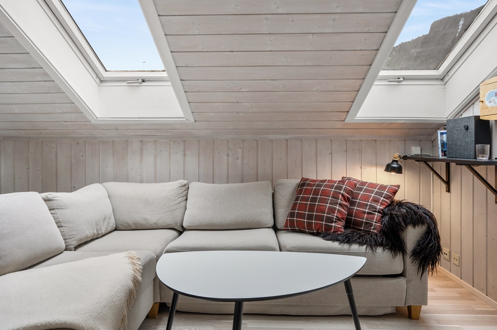 Lys og luftig stue. Stuen har god plass til stor sofagruppe og tilhørende møblement. Galleribilde