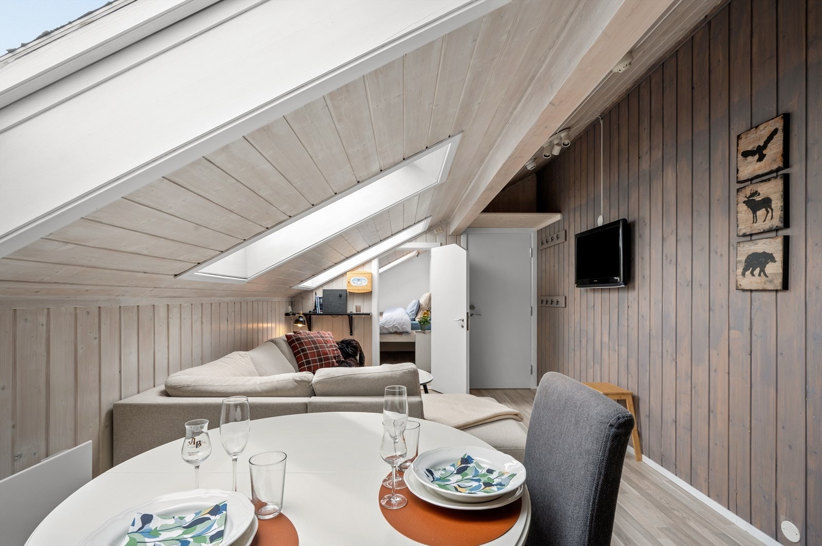 Leiligheten fremstår som lys og luftig med en god og arealeffektiv planløsning - Her vil du trives! Galleribilde