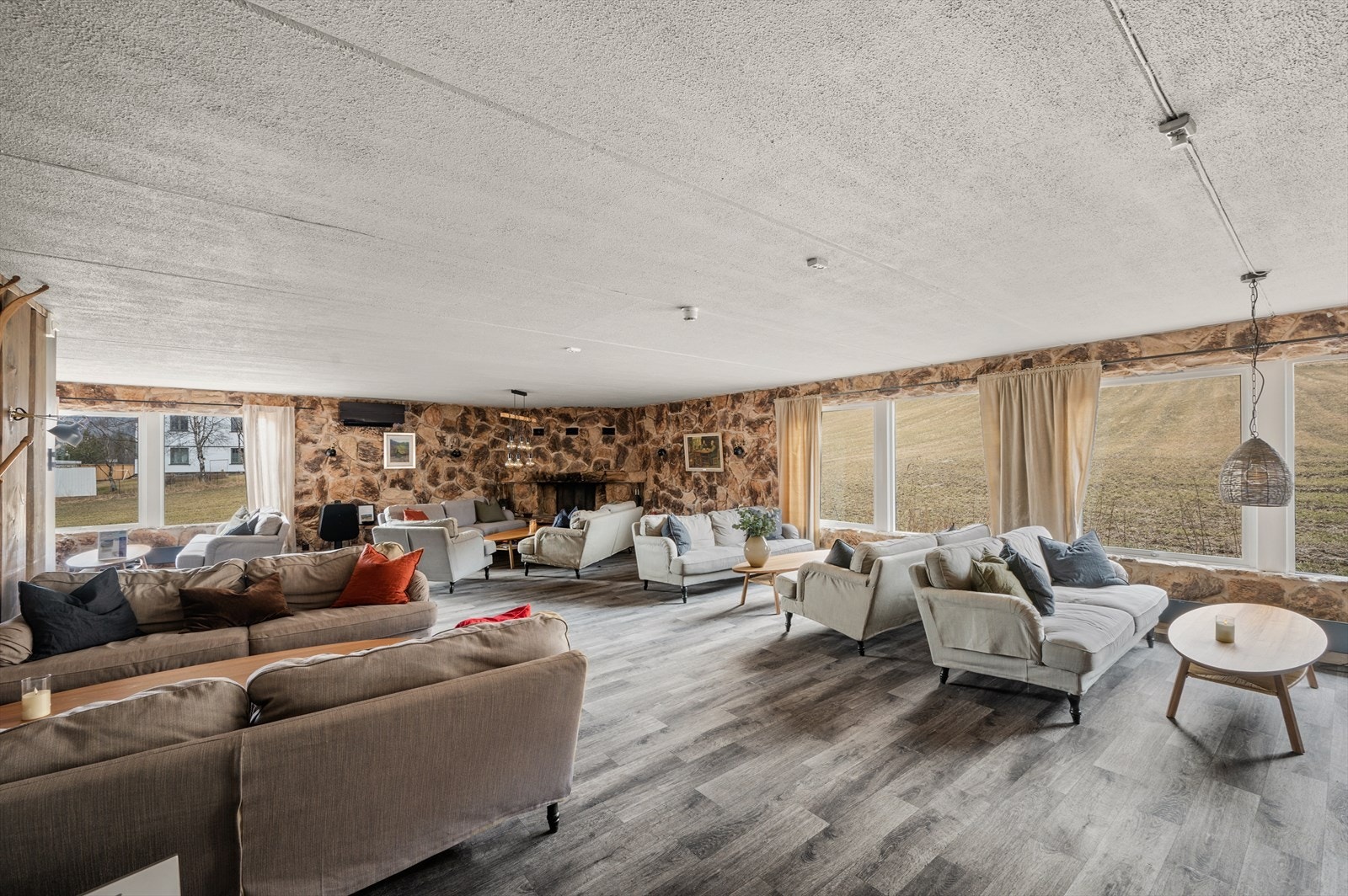 Som eier på Fossheim Lodge får du tilgang og disponerer flotte felles fasiliteter som peisestuer, spillrom, to kjøkken, trimrom, skibod/smørebod, badstue, vaskerom og gratis parkering med lademuligheter. Galleribilde