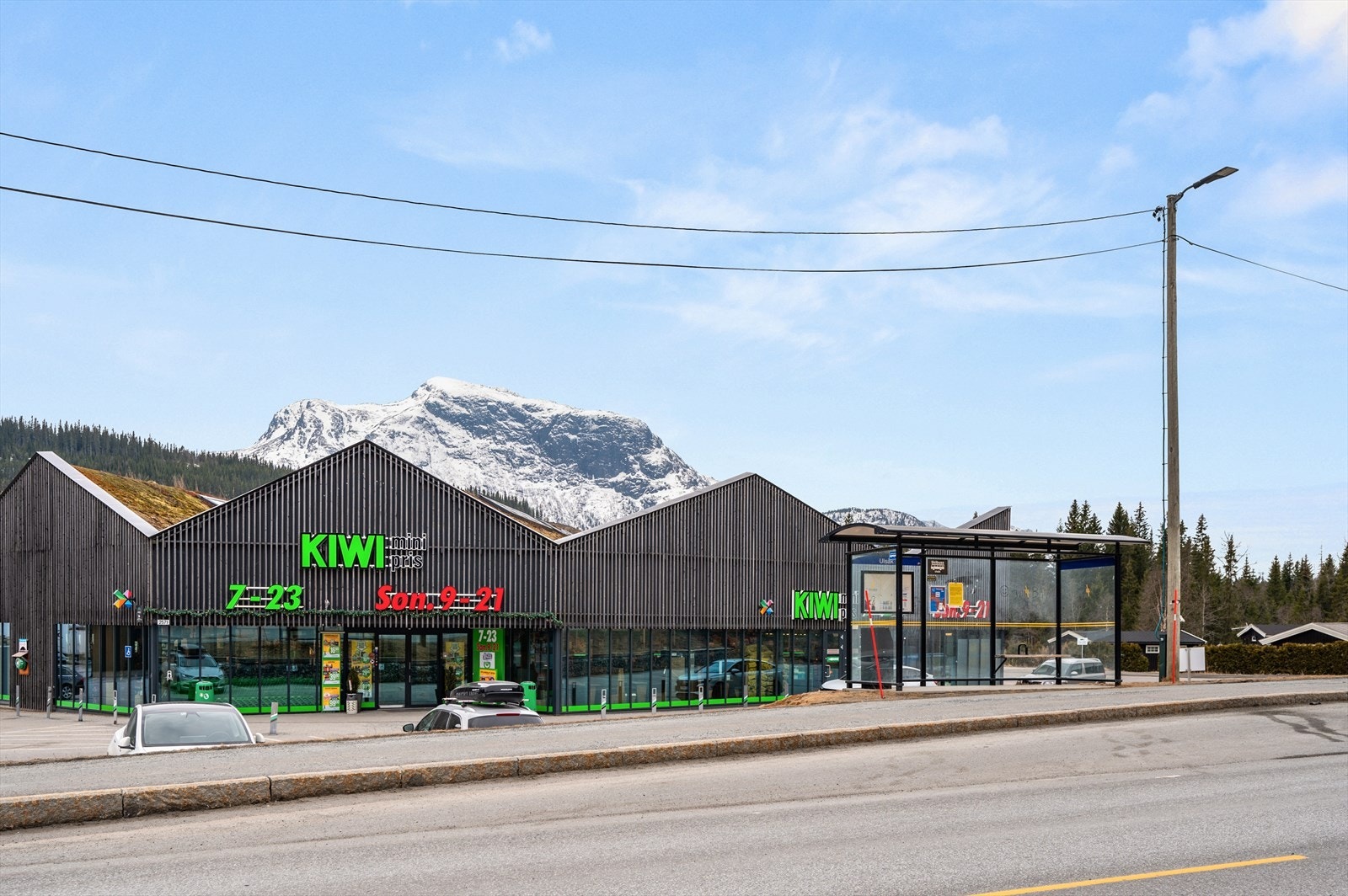 Bakeri og café i samme bygg, og kanskje Norges beste Kiwi på andre siden av veien. Galleribilde