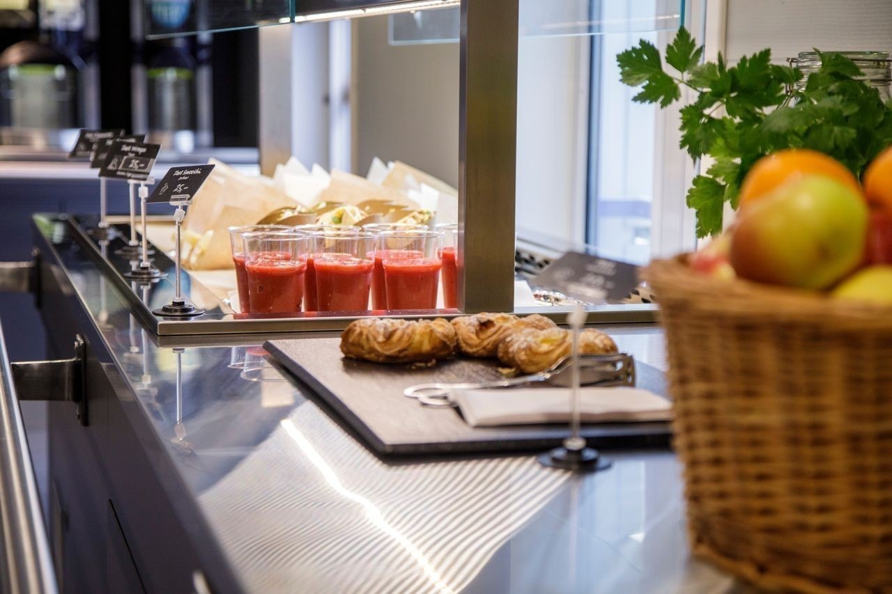 Stor felles kantine som serverer varm og kald mat Galleribilde