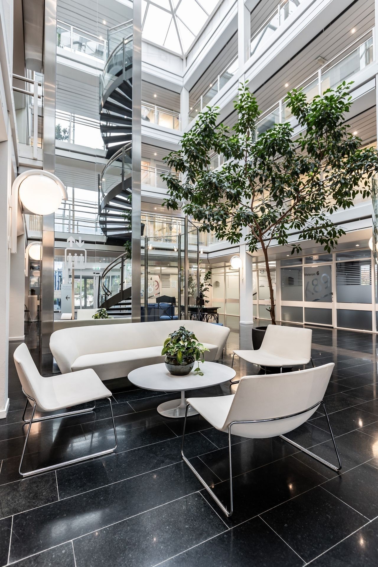 Stort atrium med moteromssenter Galleribilde