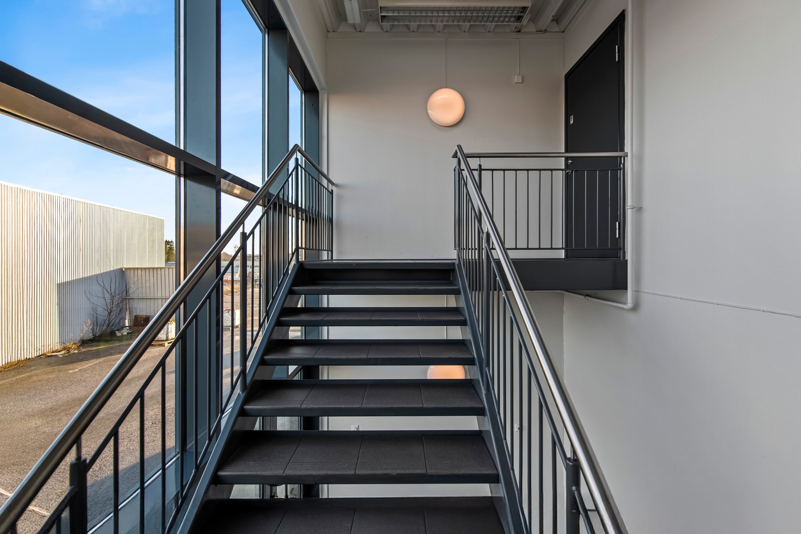 Inngang/trapp opp til eget lokale Galleribilde