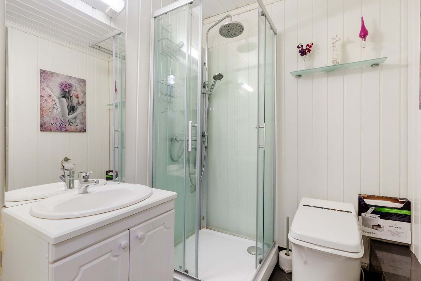 Våtrom har flislagt gulv med gulvvarme og malt panel på vegger. Deler av rommet ble oppgradert i 2003 i følge selger. Galleribilde