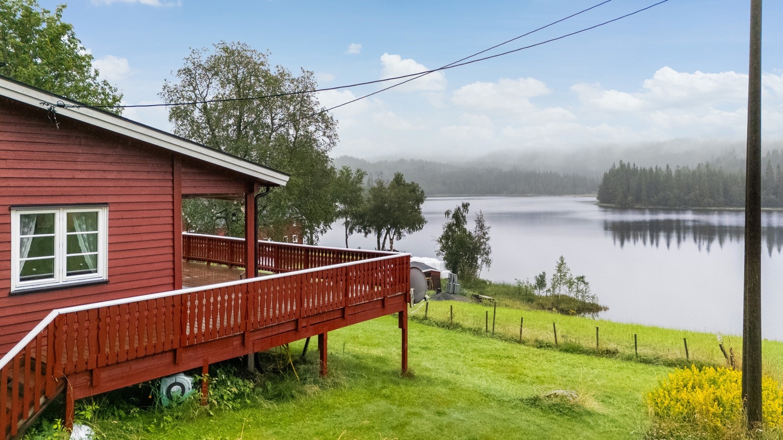 Eiendommen har optimale solforhold og umiddelbar nærhet til flott turterreng, skiløyper, samt flere fiske- og badevann. Galleribilde