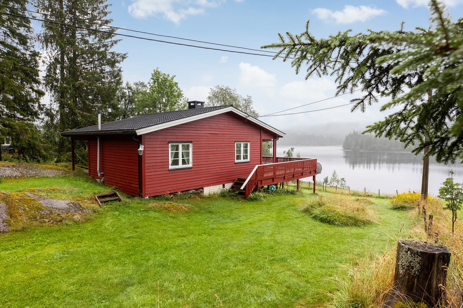 Eiendommen ligger med utsikt mot Myllavannet og har gode solforhold fra morgen- til kveld. Galleribilde