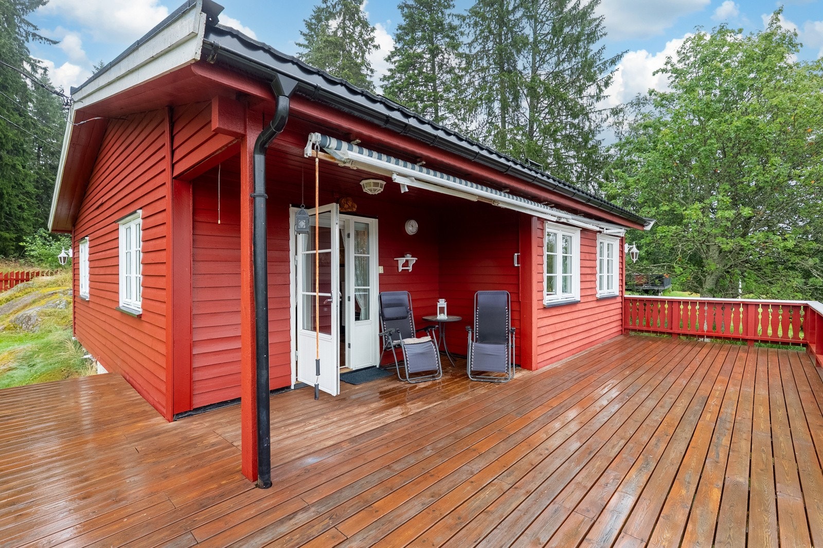 Terrassen har utebelysning, utvendig stikkontakt og markise. Terrassen ble etablert i 2002 i følge selger. Galleribilde