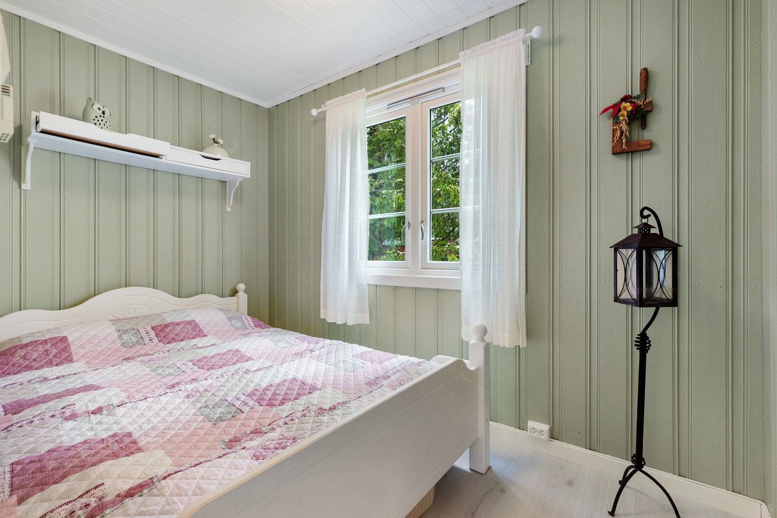 Alle rommene har store vindusflater som slipper inn rikelig med lys. Galleribilde