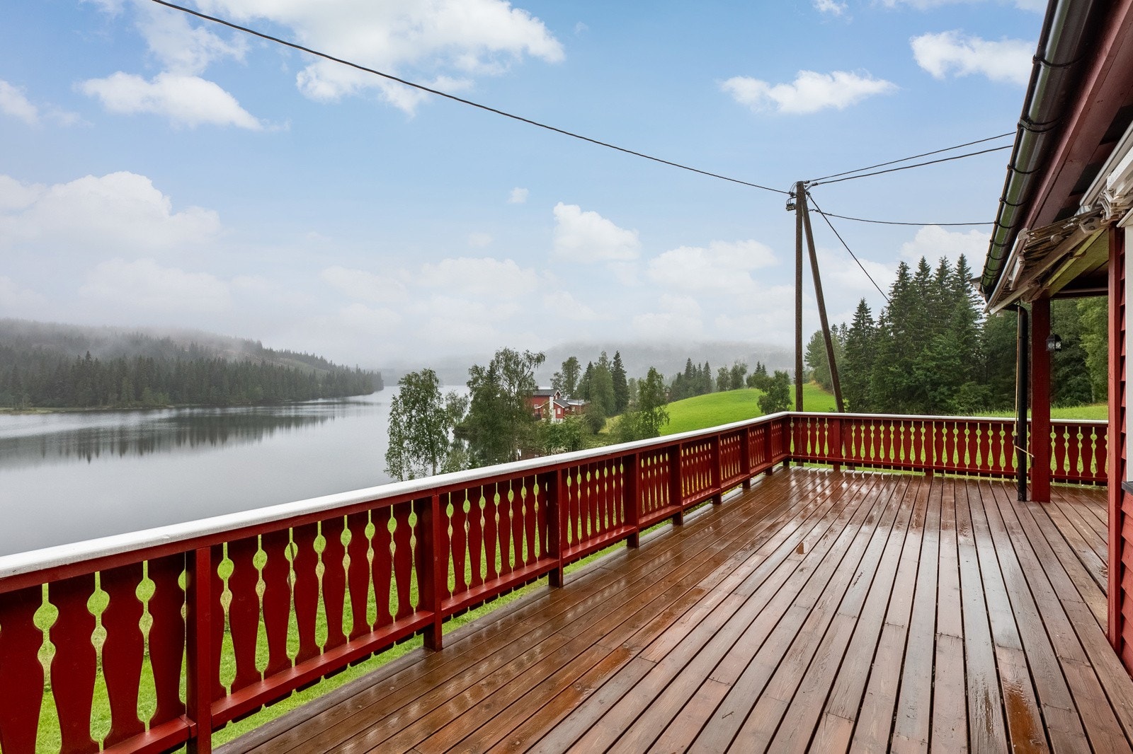 Utgang fra stue til sørvendt terrasse på 42 kvm. Galleribilde