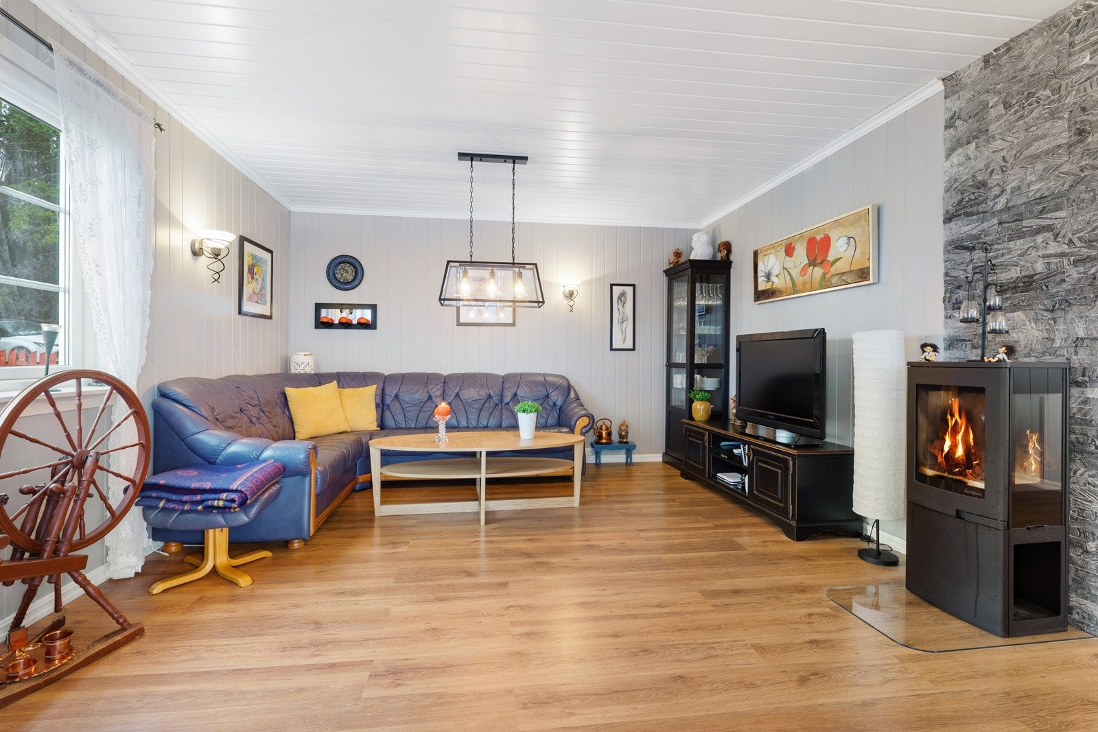 God plass til sofaløsning med tilhørende møblement. Galleribilde