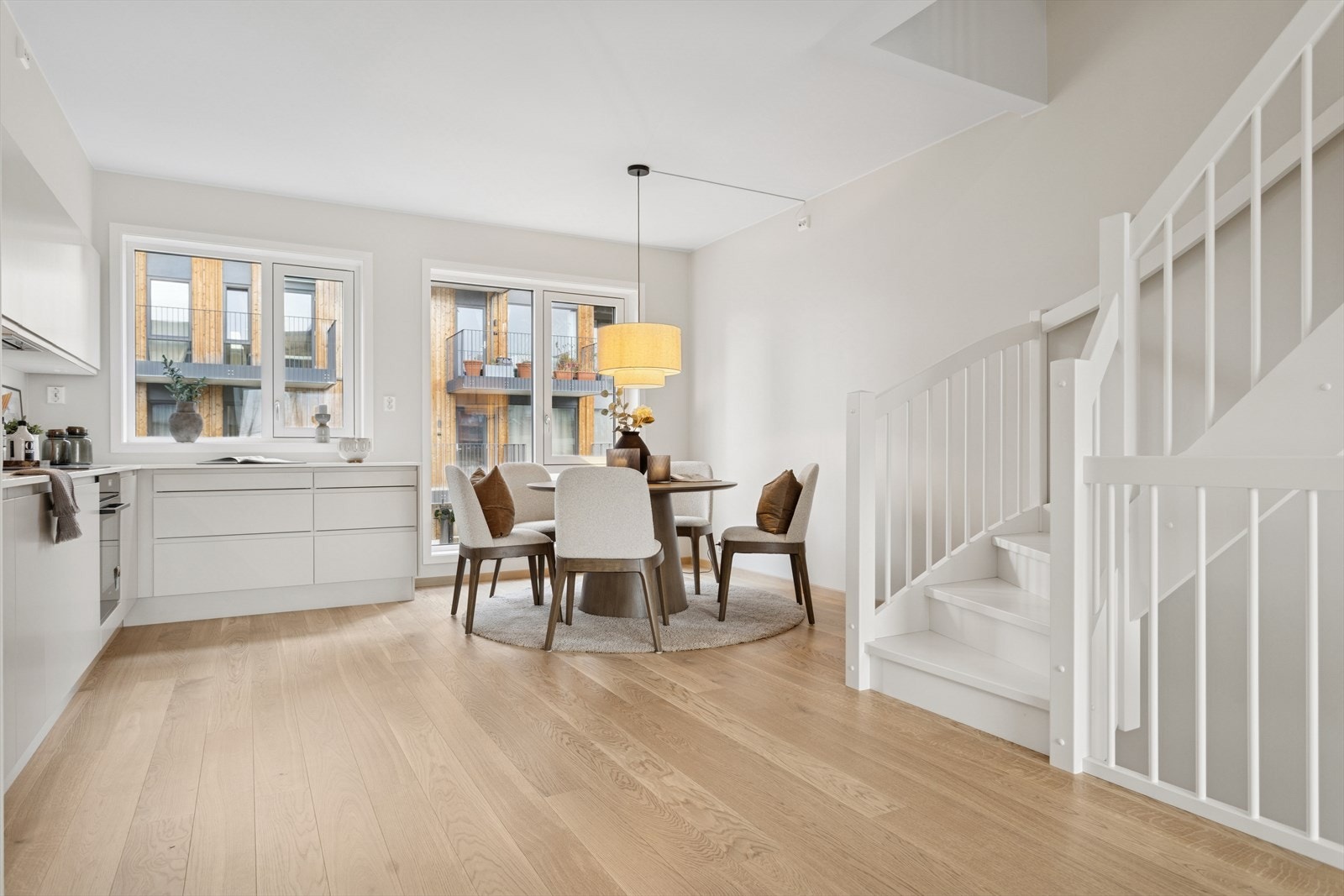 God plass til spisegruppe og store vindusflater på kjøkkenet Galleribilde