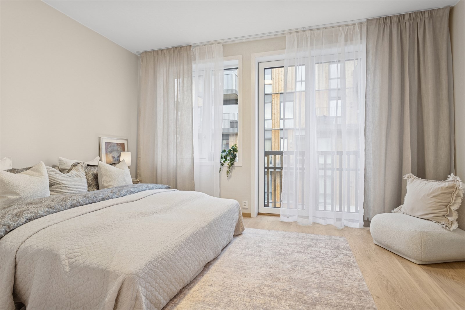 Hovedsoverommet på over 14 kvm har god plass til dobbeltseng og garderobeløsning Galleribilde