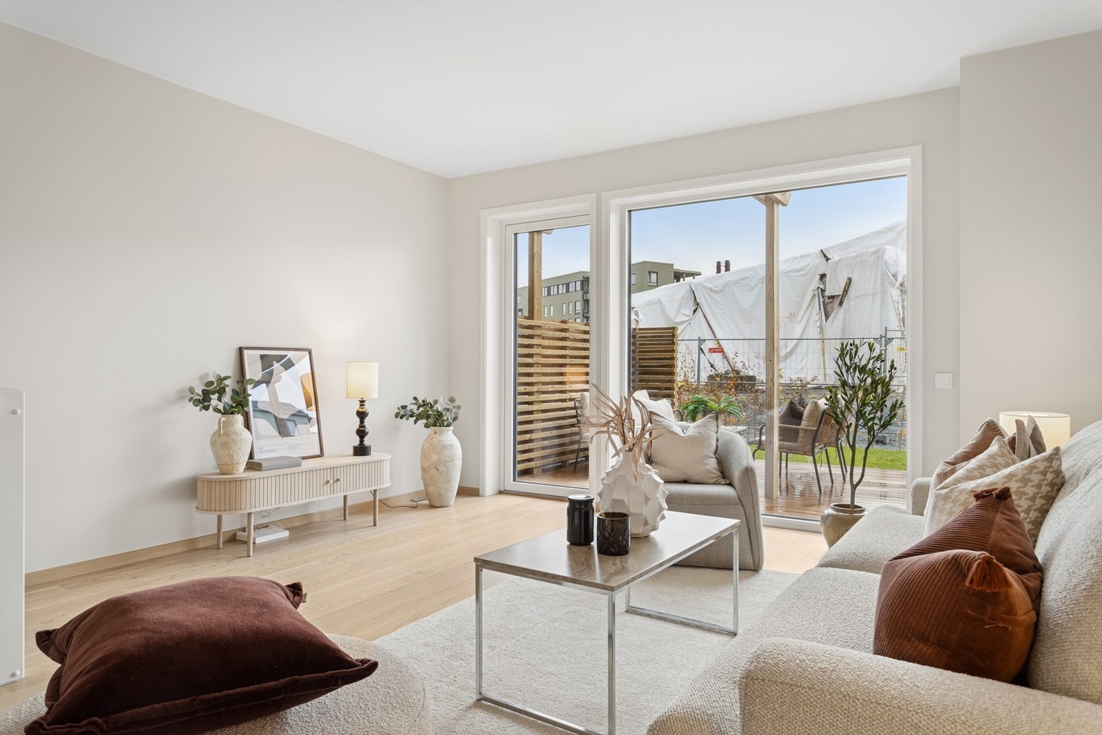 Rekkehuset er malt i fargen "Lys varmgrå" som gir en lun atmosfære i alle rom Galleribilde