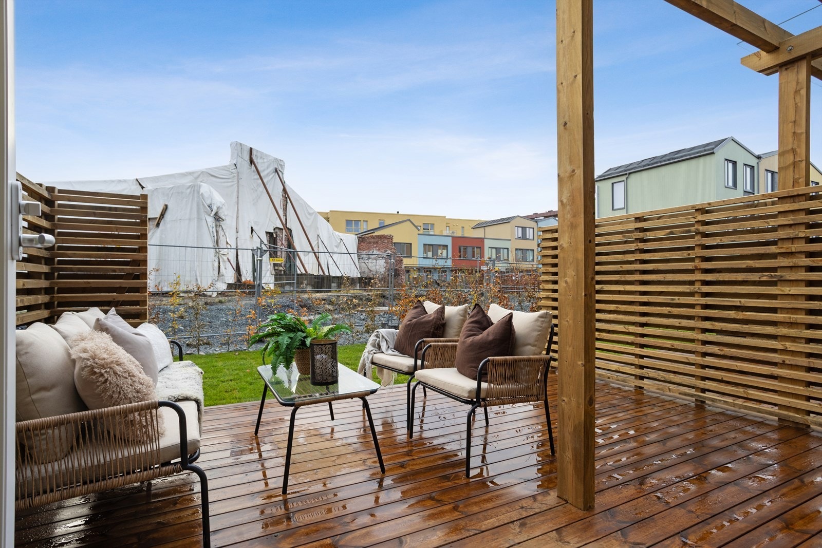 Sørvendt terrasse og privatisert hage Galleribilde