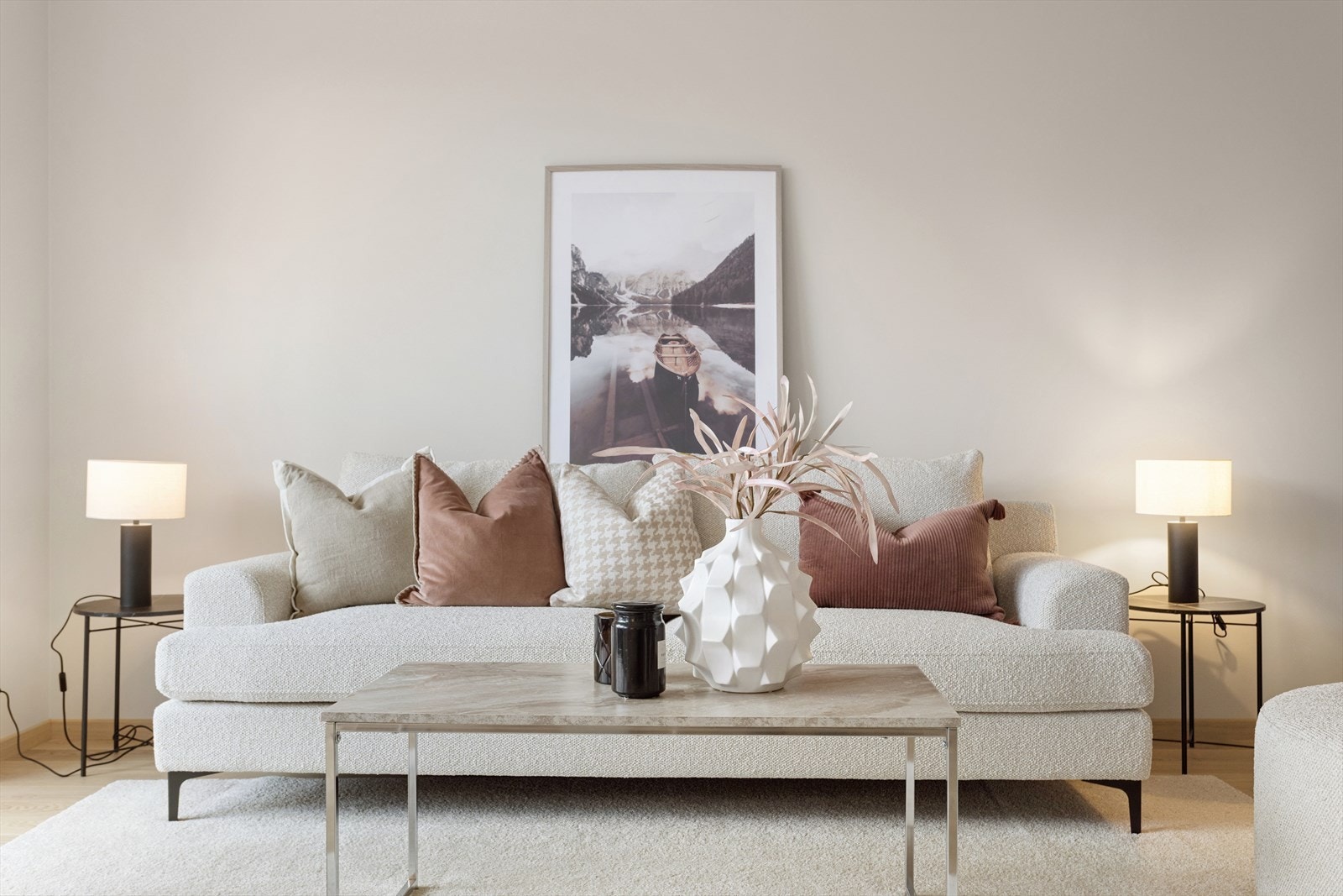 Innholdsrikt og splitter nytt rekkehus med delikate fargevalg med attraktiv beliggenhet på Lilleby Galleribilde