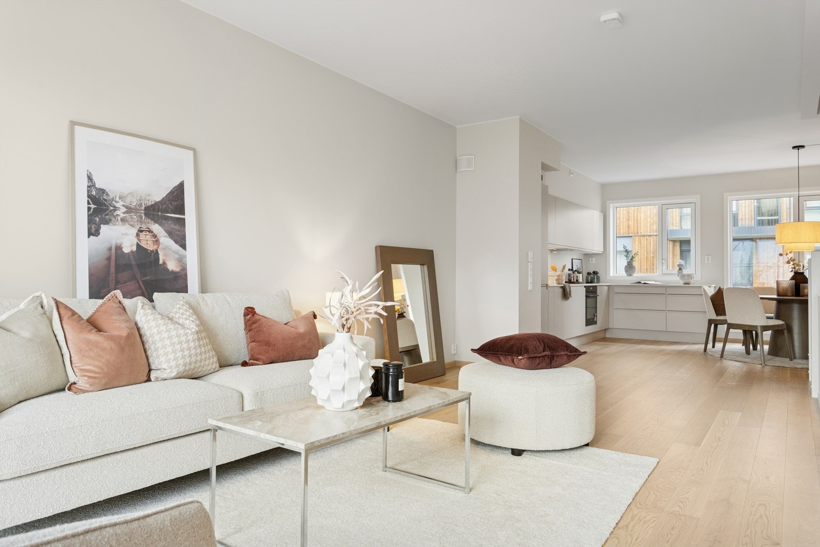 Lys og åpen stue-/kjøkkenløsning med gjennomlys Galleribilde