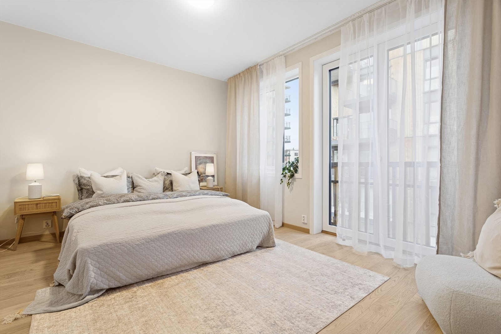 Romslig hovedsoverom med fransk balkong Galleribilde