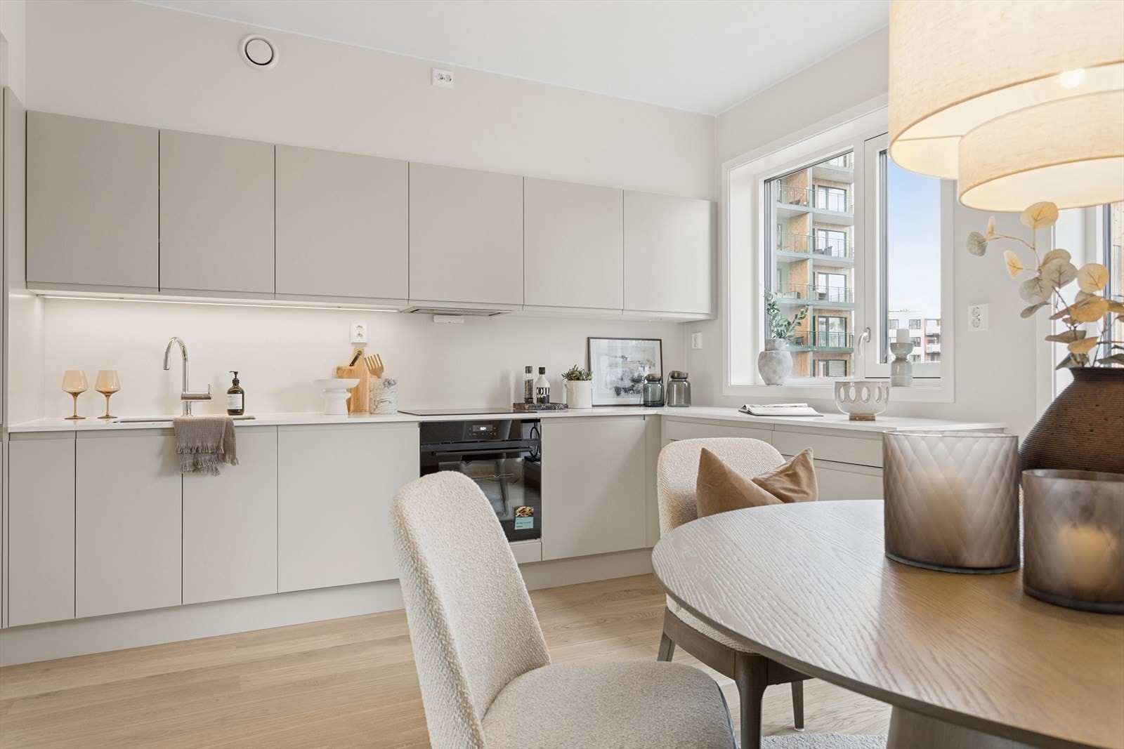 Oppgradert benkeplate i kvartskompositt med underlimt vask og ledlys under overskap Galleribilde