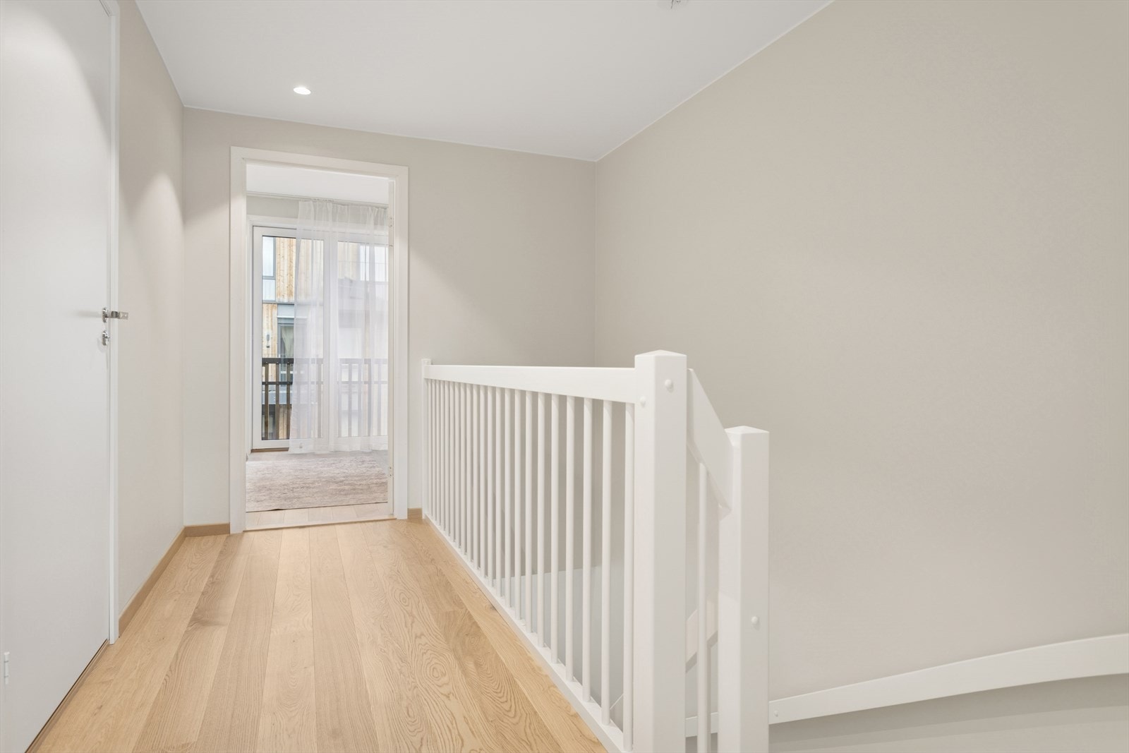 Åpen trapp toil gang i 2.etg med downlights og lampepunkt i himling. Galleribilde