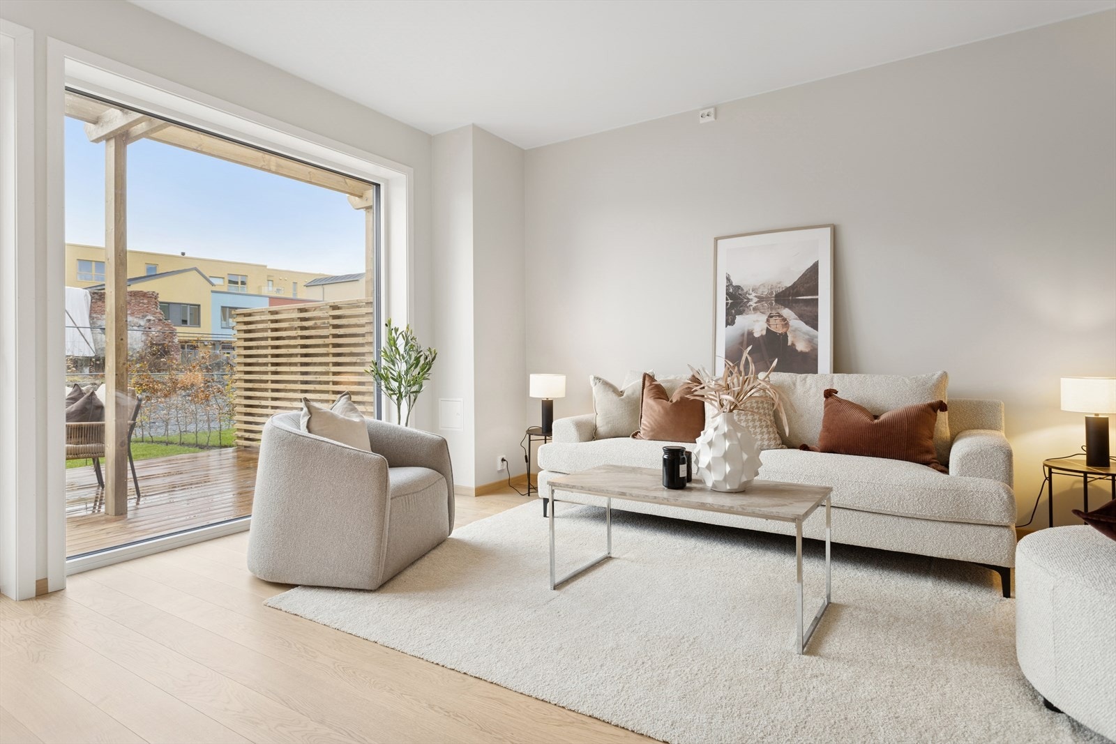 Lys og romslis stueløsning med utgang til sørvent terrasse og hage Galleribilde