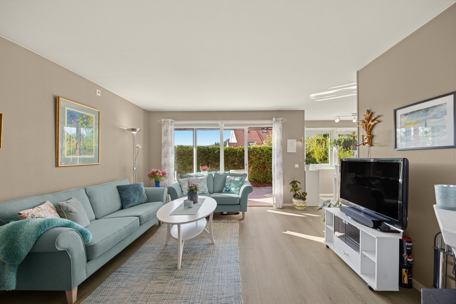 God plass til sofagruppe, stuebord, TV og annen stueinnredning Galleribilde