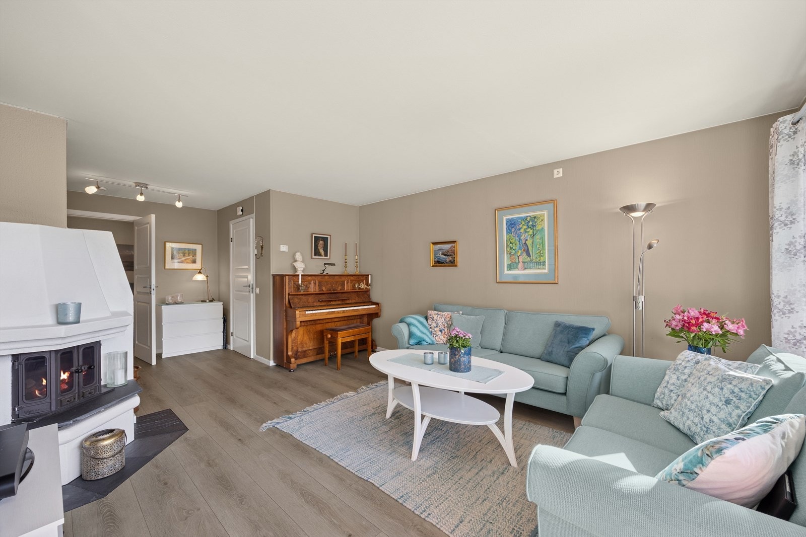 Peisen gir ekstra varme og stemning under kaldere dager Galleribilde