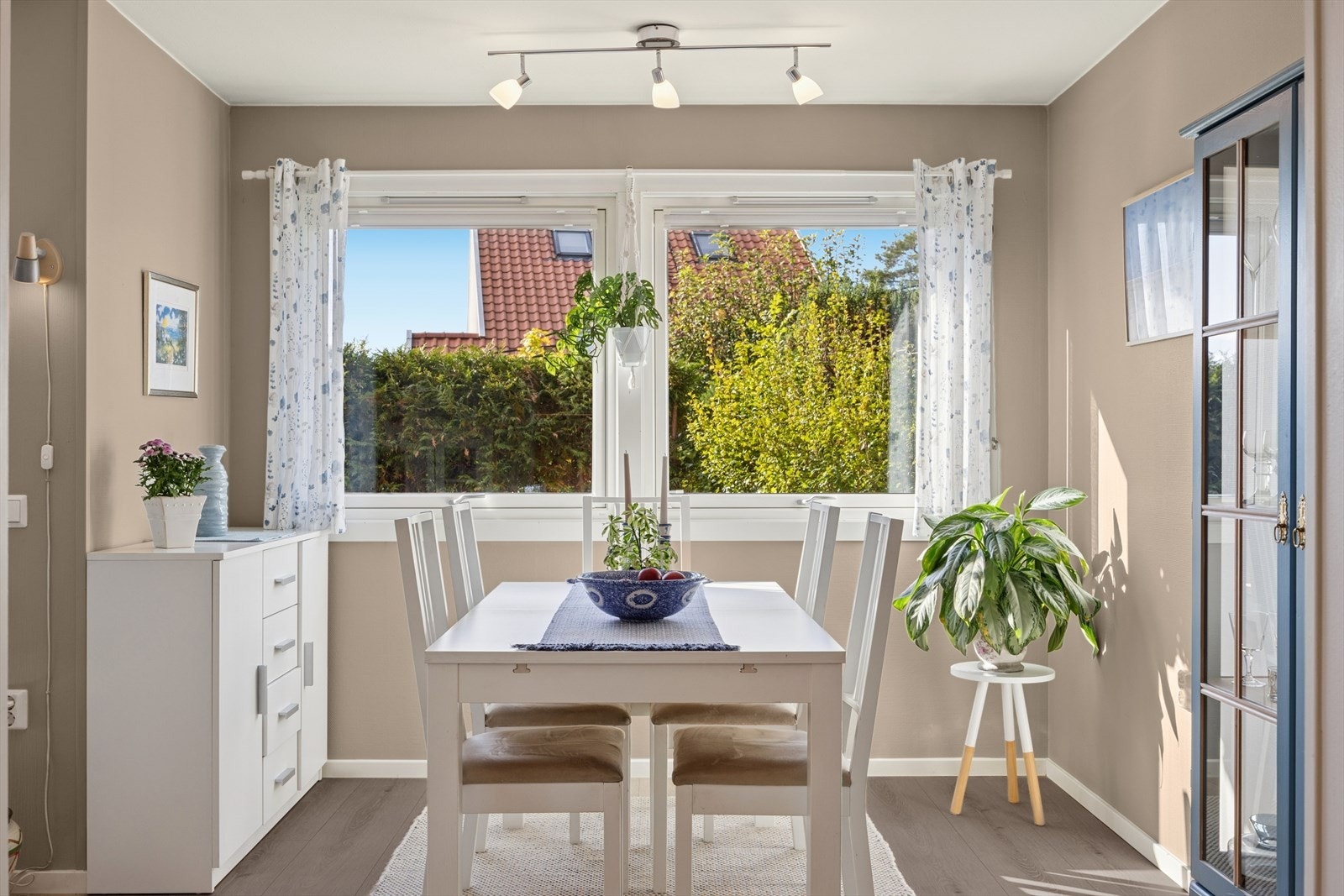 Hyggelig spisestuesone med god plass til spisebord Galleribilde