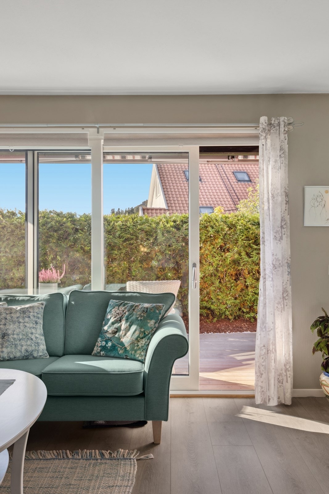 Fra stuen har du utgang til en solrik terrasseplatting på ca. 23kvm Galleribilde