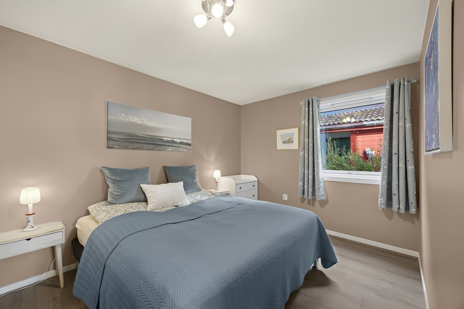 Romslig soverom med god plass til dobbeltseng, nattbord, kommode/skap og annen soveromsinnredning Galleribilde