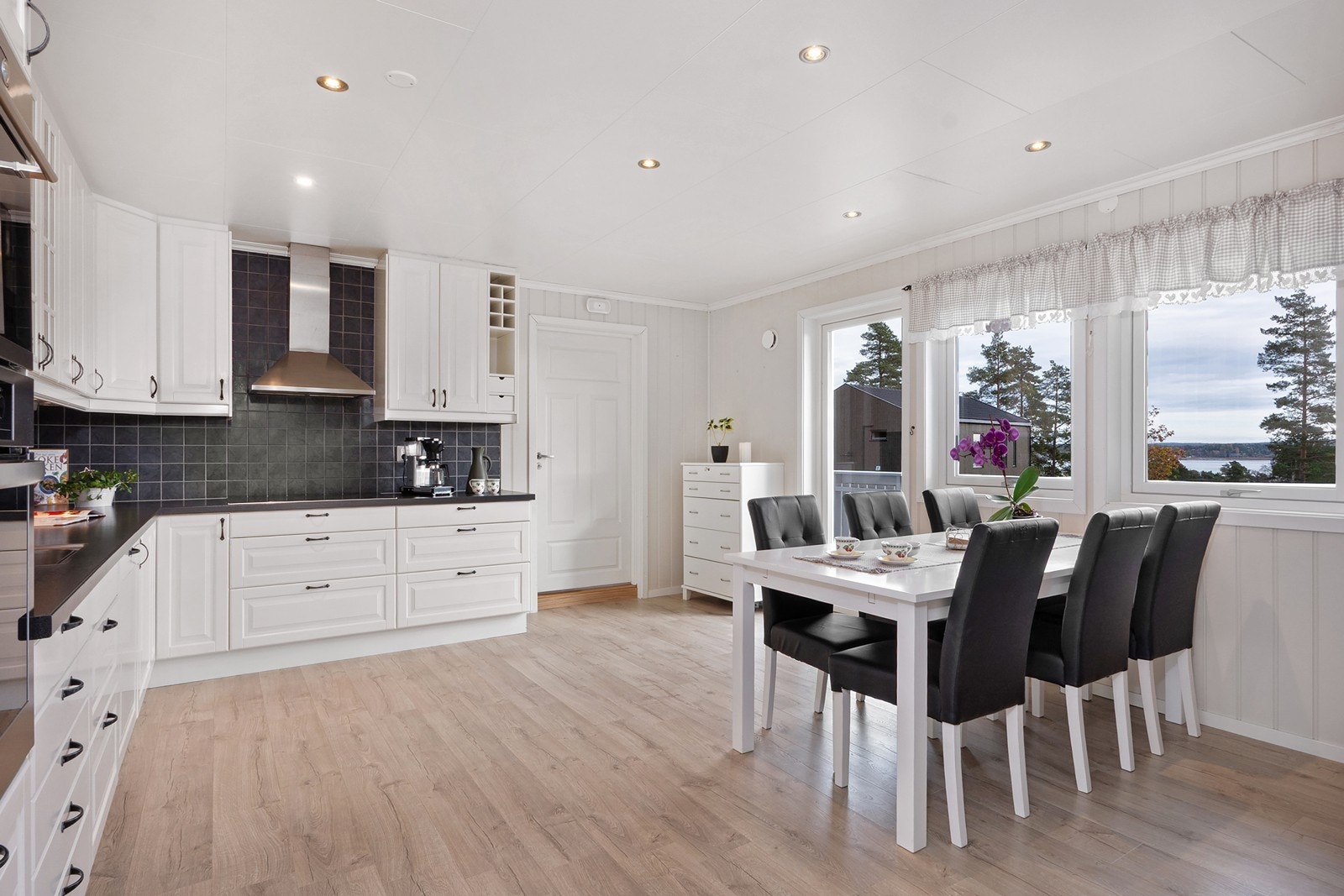 Store vinduer slipper inn naturlig lys, og det er plass til hyggelig spiseplass med utsikt mot fjorden og naturskjønne omgivelser. Galleribilde