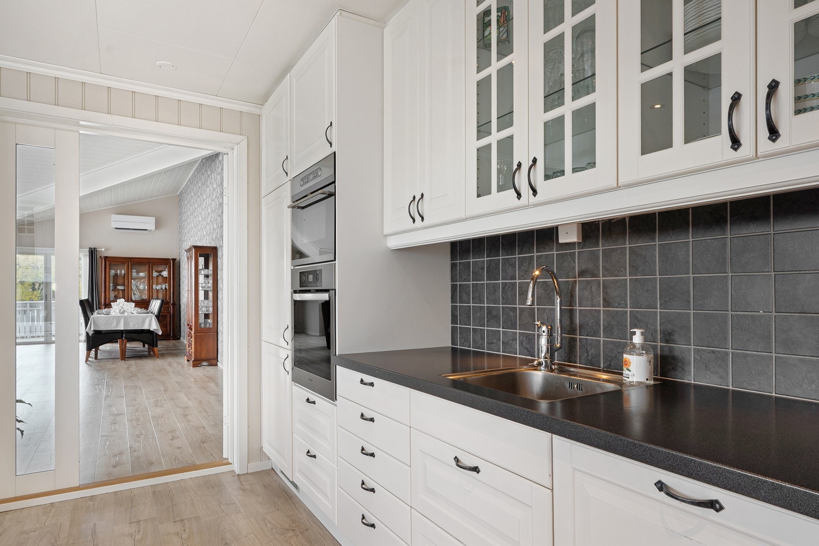 Integrerte hvitevarer består av platetopp, stekeovn, mikro, oppvaskmaskin og kjøleskap. Galleribilde