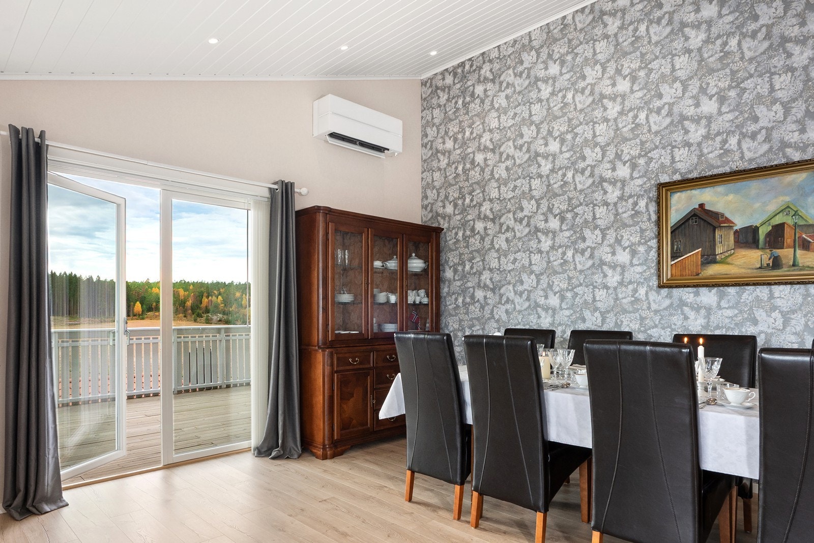 Fra stuen er det utgang til den store verandaen som omkranser store deler av huset - perfekt for lange sommerdager. Galleribilde