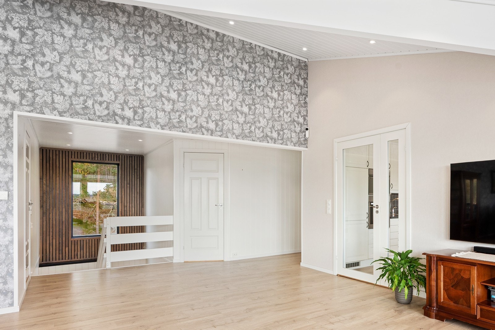 Boligen har en innholdsrik og familievennlig planløsning strekker seg over to plan. Galleribilde