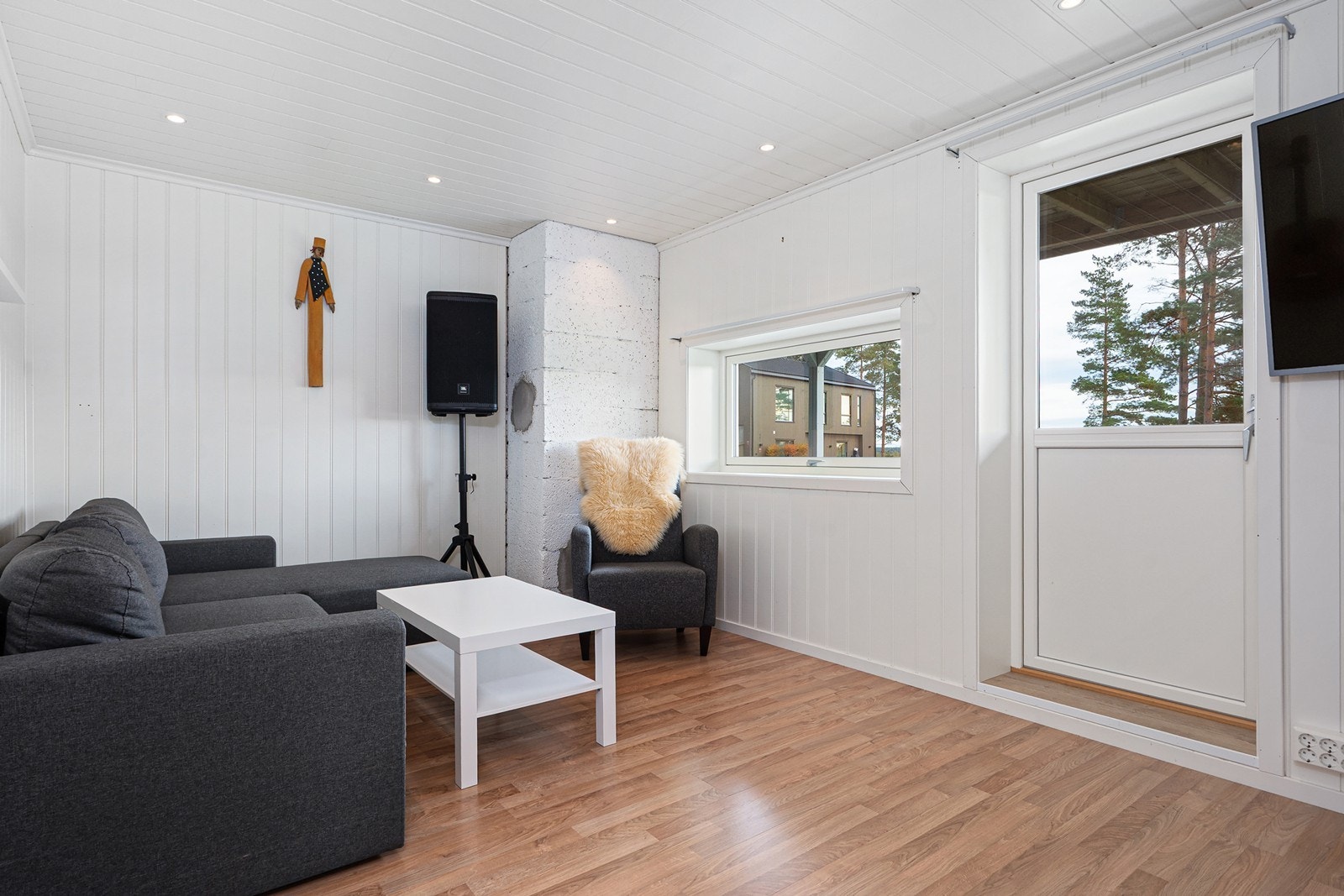 Stuen i denne etasjen har lyse, innbydende overflater og god plass til sofagruppe. Galleribilde