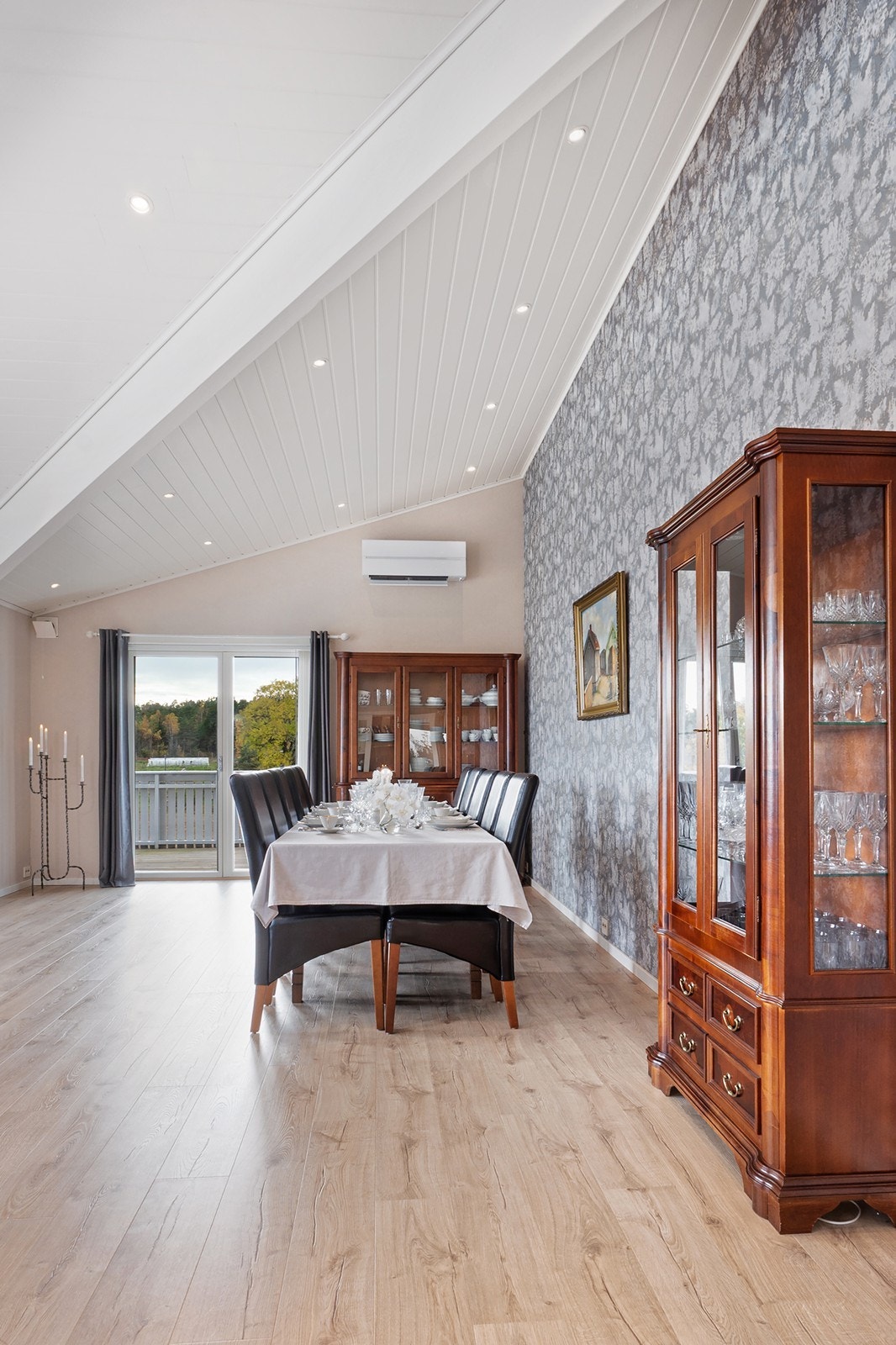 Den luftige løsningen og gode takhøyden gir rommet en behagelig og åpen atmosfære. Galleribilde