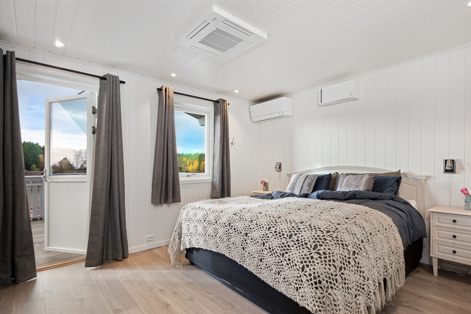 Boligen har totalt seks gode soverom. Hovedsoverommet ligger i suiteløsning med bad og har direkte utgang til verandaen. Galleribilde