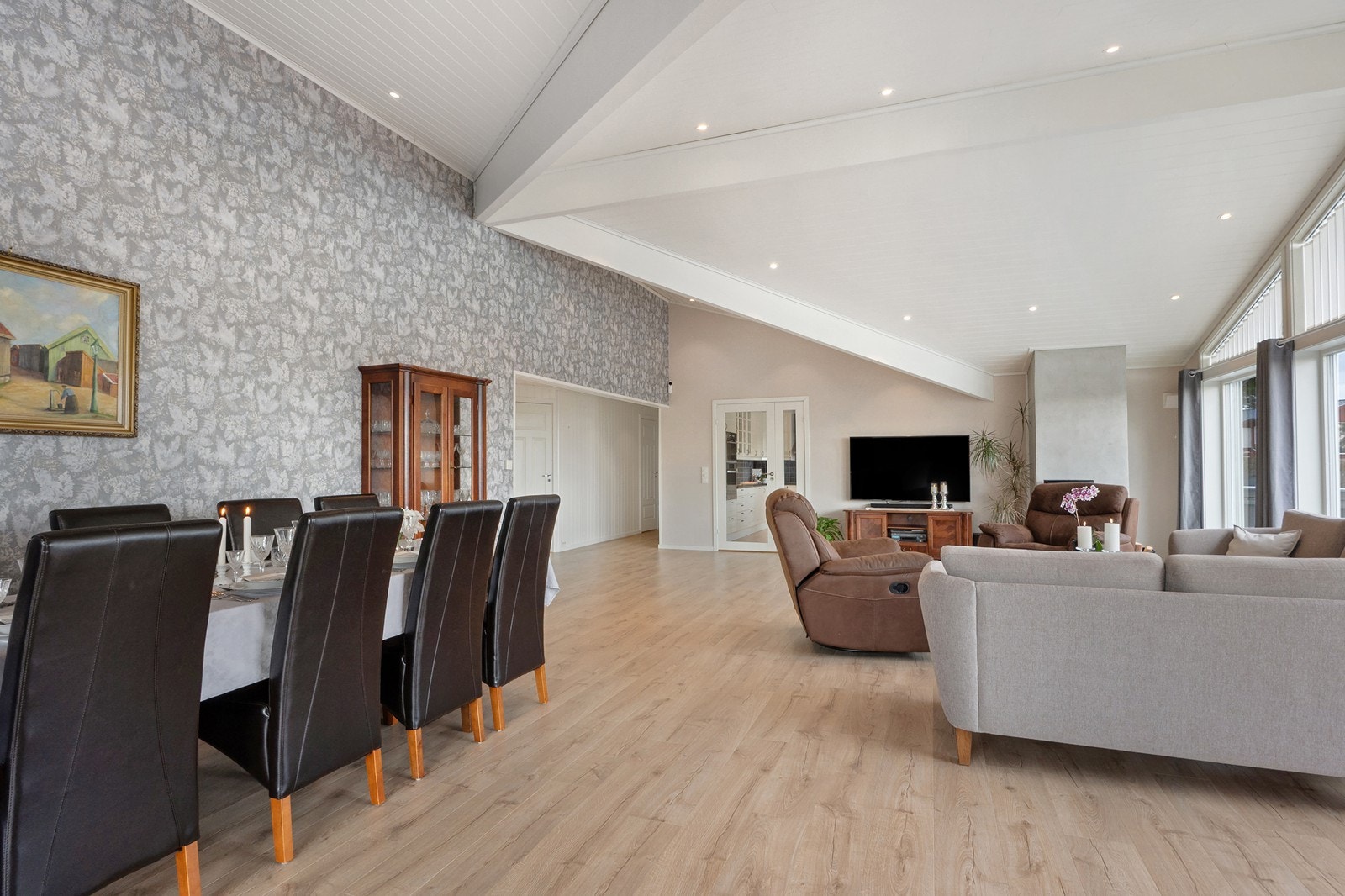 Stuen har god plass til både sofagruppe, stor spisestue og ønsket møblement. Galleribilde