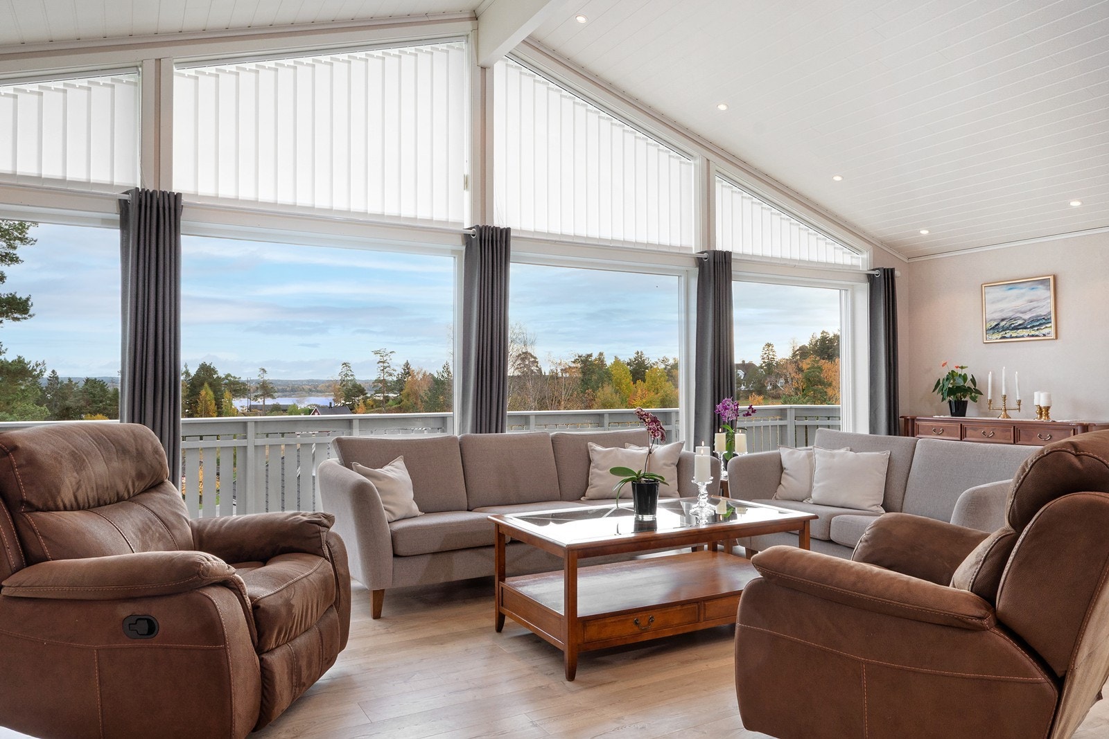 Her får du utsikt mot naturskjønne omgivelser og fjorden, mens vannbåren gulvvarme sørger for en jevn og behagelig varme. Galleribilde