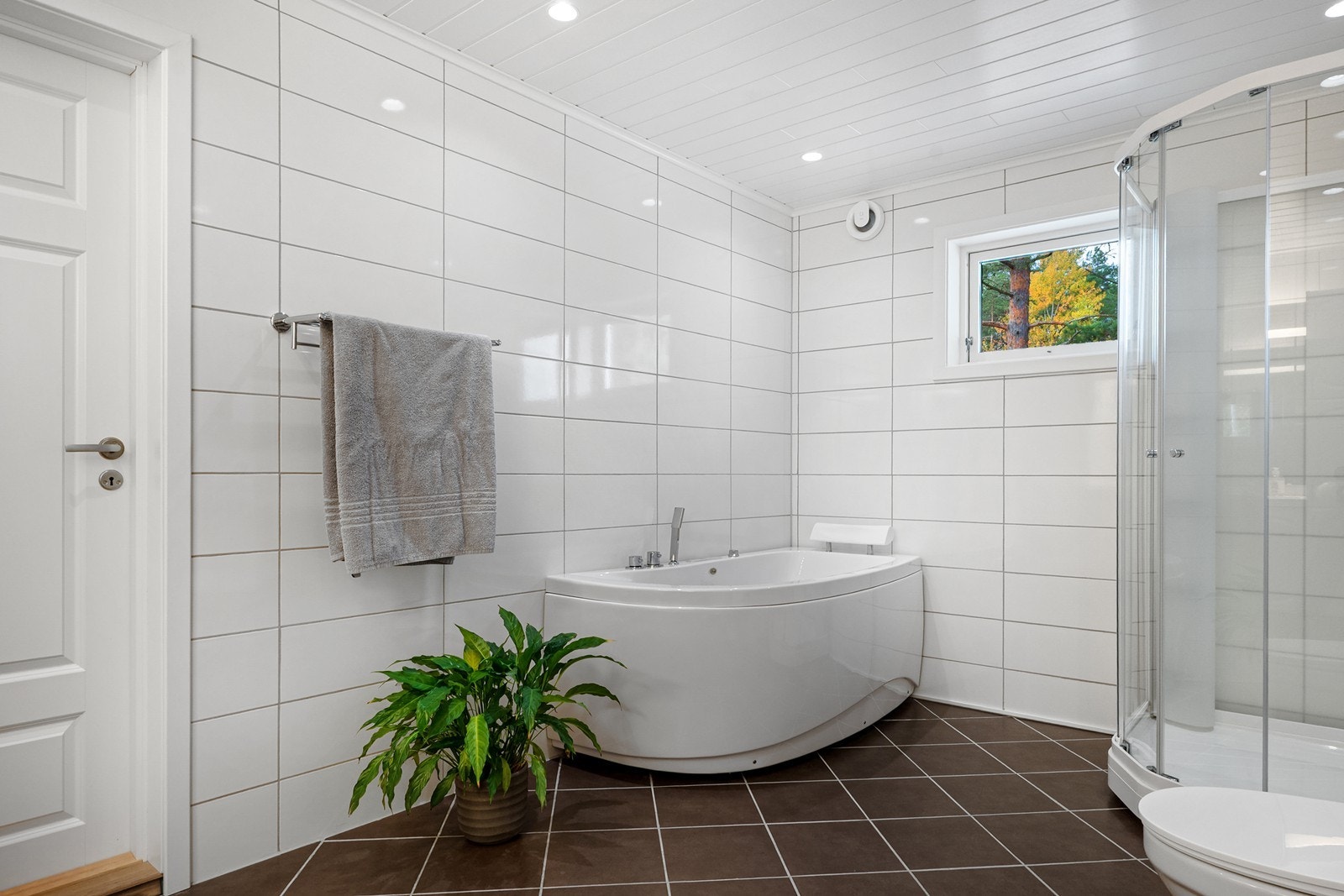 Boligen har to separate bad, ett i hver etasje. Galleribilde