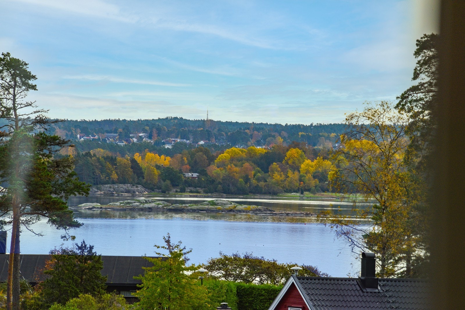 Flott utsikt mot fjorden og naturskjønne omgivelser. Galleribilde