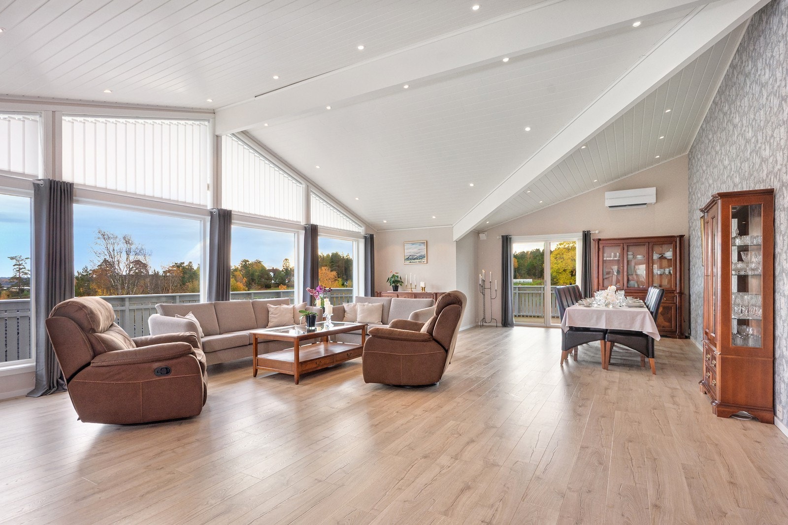 God takhøyde og store vindusflater som slipper inn rikelig med dagslys. De delvis gulv-til-takhøye vinduene gir flott utsyn og et luftig preg. Galleribilde