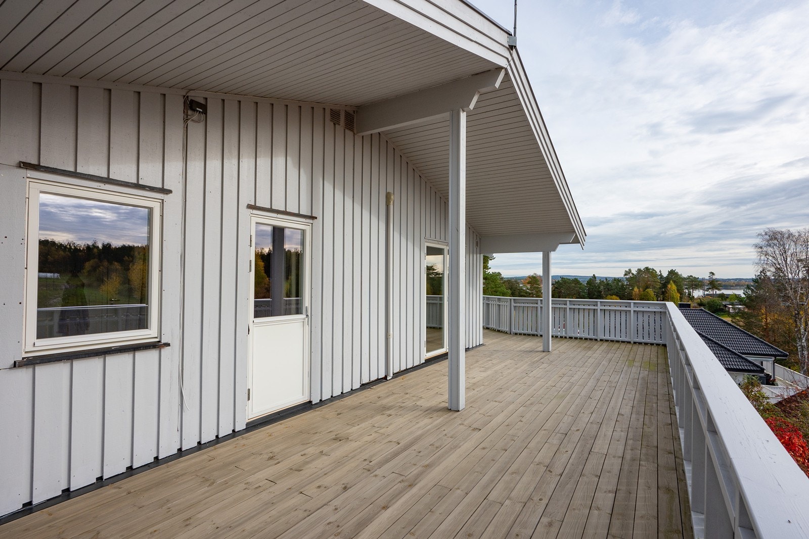 Den store verandaen på hele 116 kvm byr på flere soner for utemåltider, avslapning og aktivitet - her kan fine dager nytes til det fulle. Galleribilde