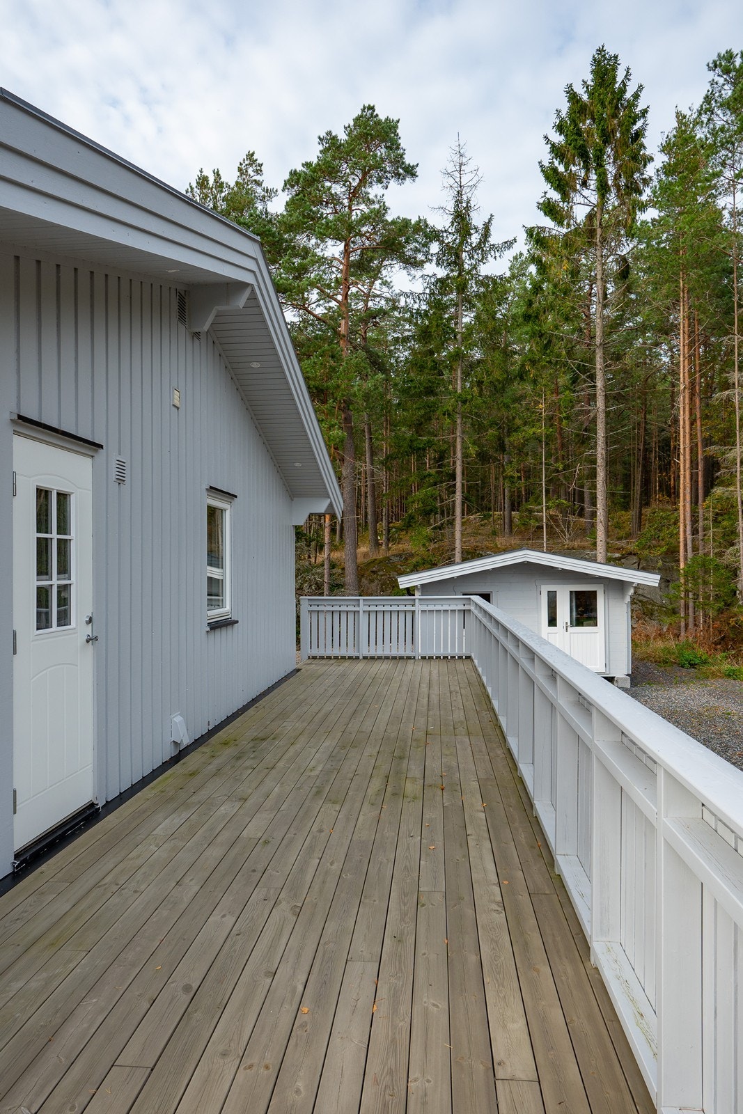 Veranda på tre sider gjør det enkelt å flytte seg etter solen gjennom dagen. Galleribilde