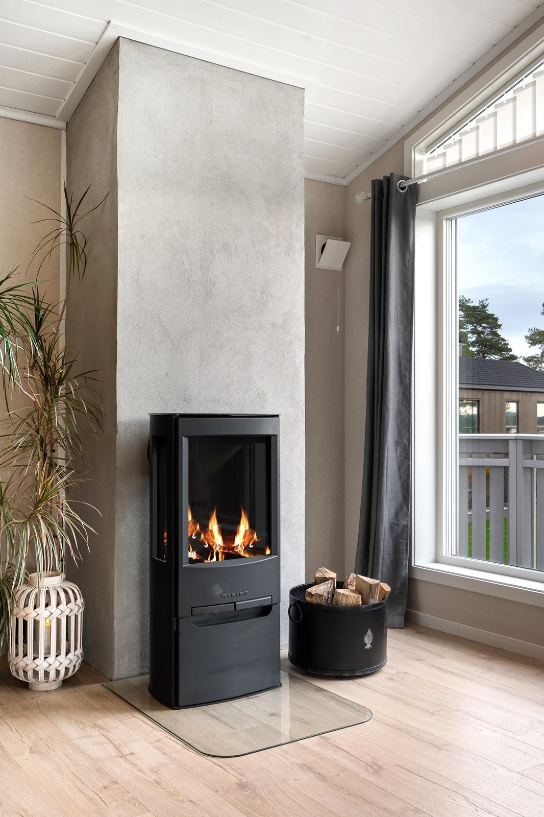 Varmepumper fra 2022 og en flott peis bidrar til et godt inneklima. Galleribilde