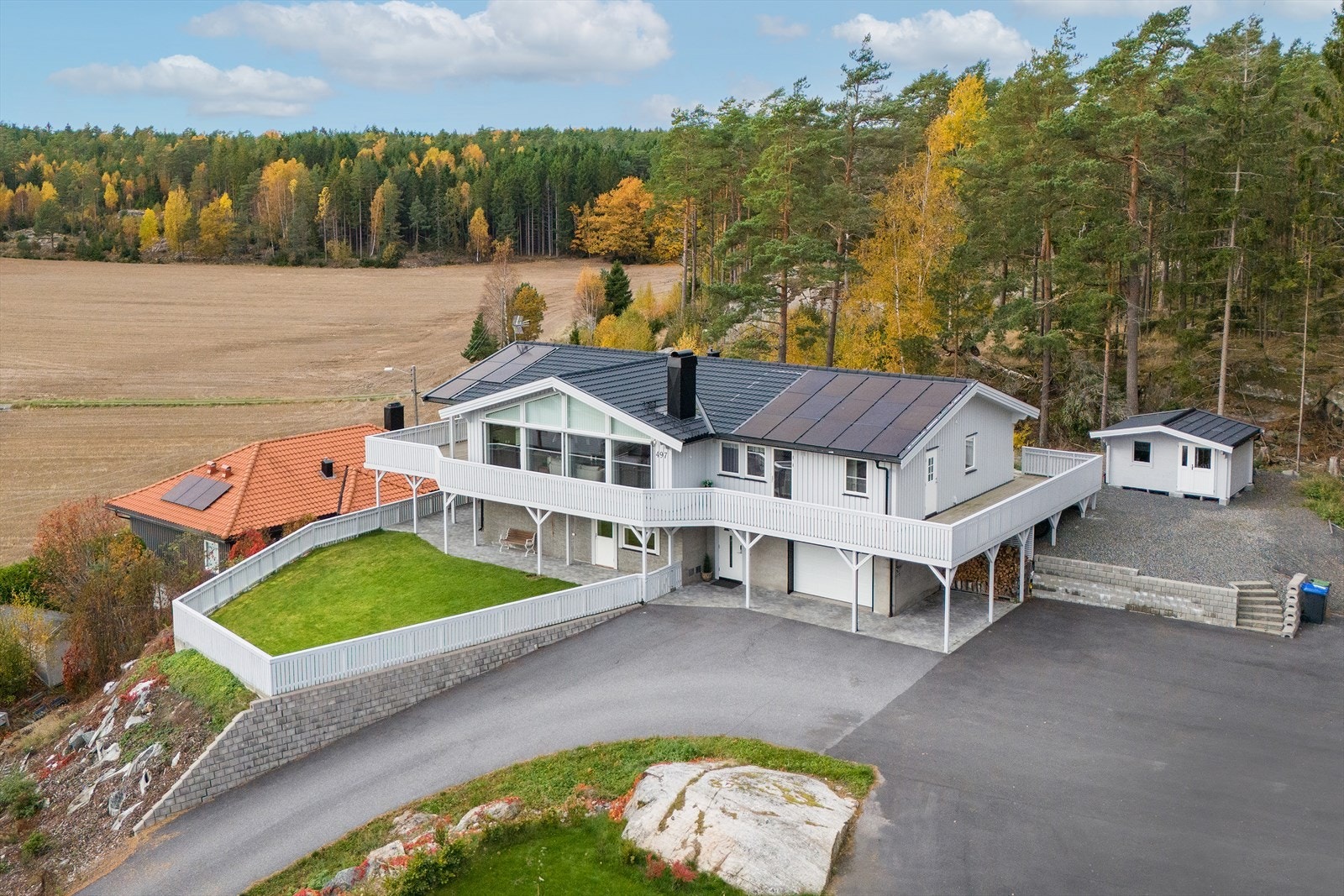 Kurefjordveien ligger i naturskjønne og attraktive Larkollen, i rolige omgivelser og samtidig med kort vei til alt området har å by på. Galleribilde