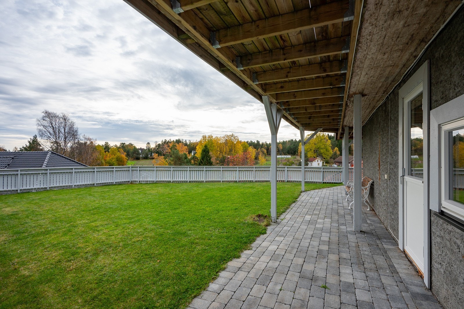 Utgang til en steinlagt uteplass og hage gjennom verandadør -et fint sted å trekke seg tilbake på varme sommerdager. Galleribilde