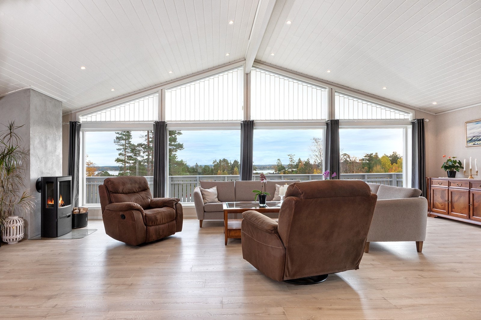 Boligens hovedstue er et romslig og luftig oppholdsrom som ble pusset opp i 2017. Galleribilde