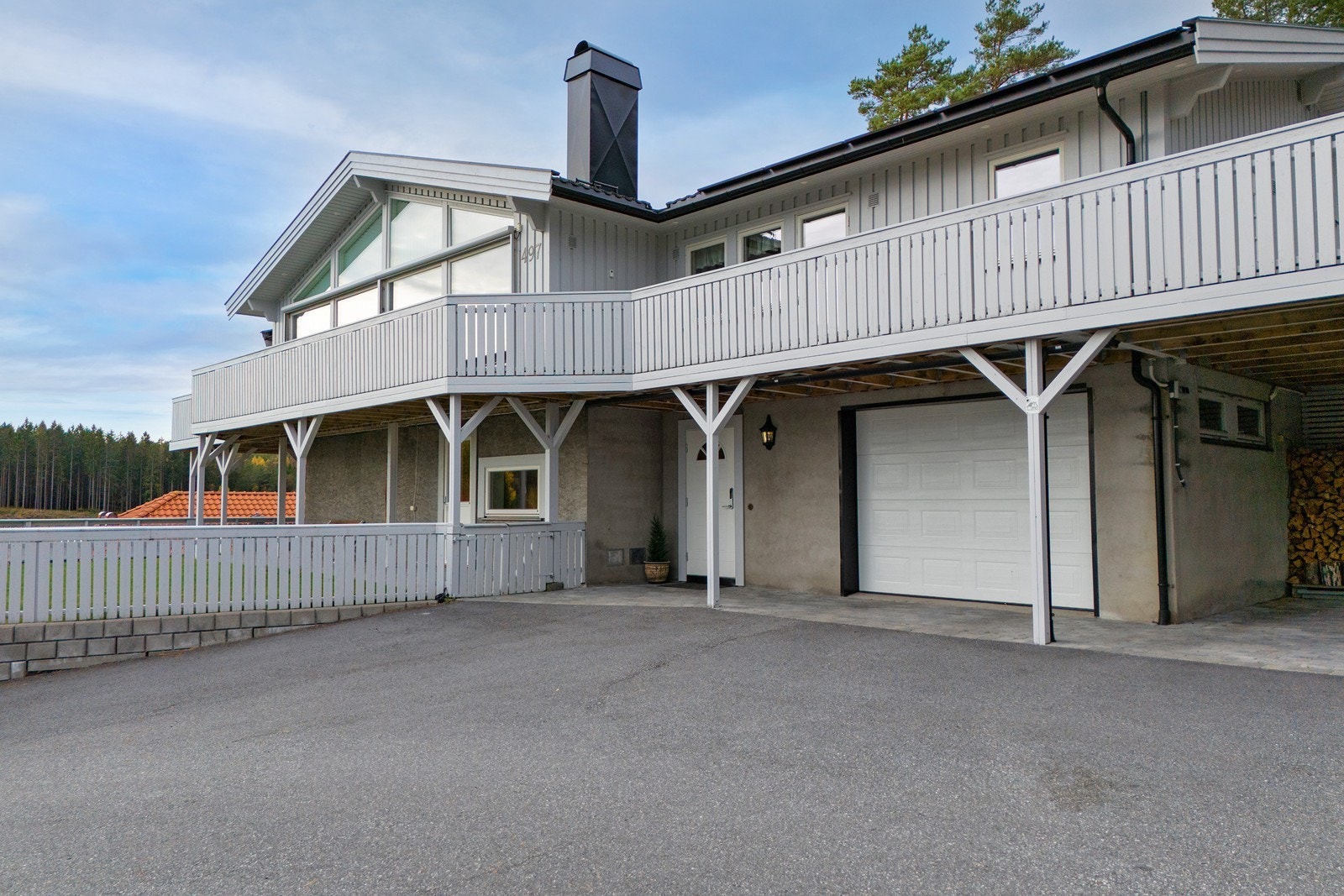 Parkering gjøres enkelt i garasje, under carport eller på egen gårdsplass. El bil lader. Galleribilde