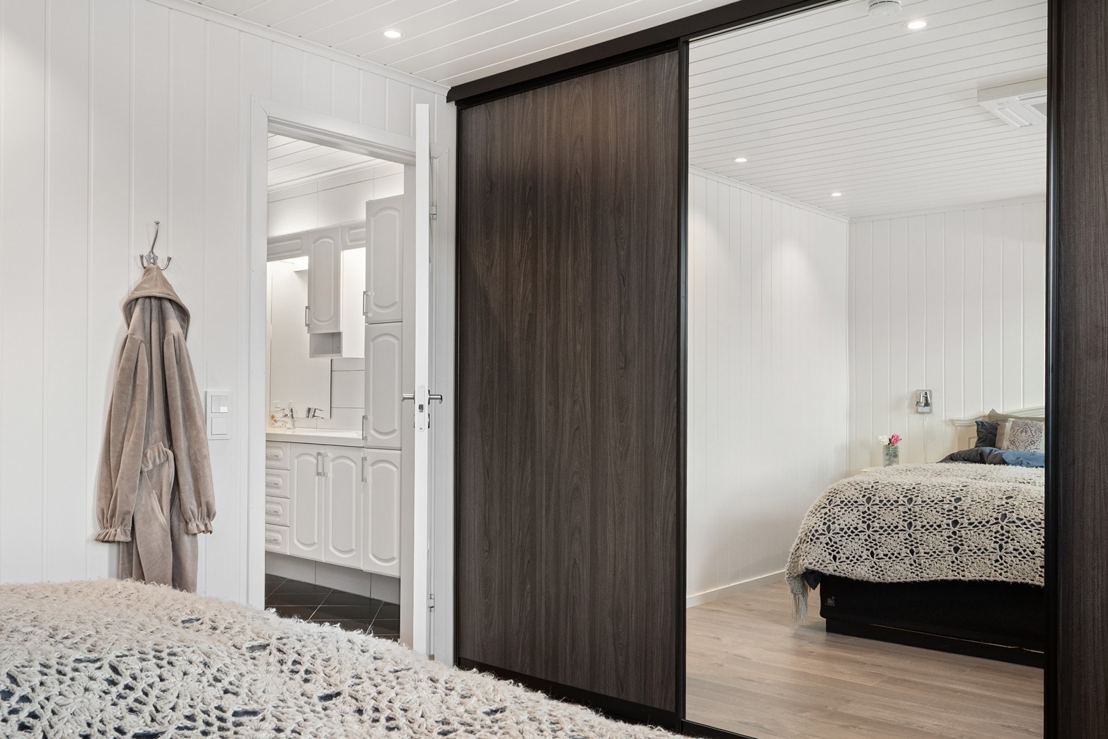 Rommet har varmepumpe og stor skyvedørsgarderobe. Galleribilde